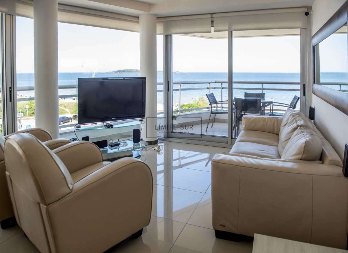 Apartamento ID.211 - Vende hermoso Penthouse en Playa Mansa con azotea propia en Punta del Este