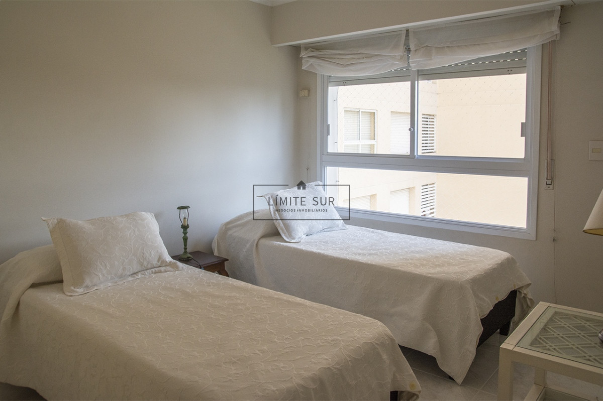 Apartamento ID.210 - Departamento de 3 dormitorios en venta frente a Playa Mansa, Coral Tower