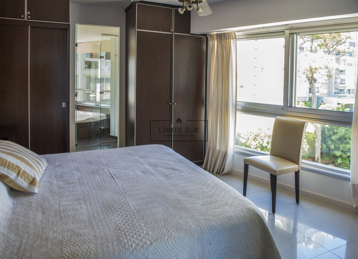 Apartamento ID.211 - Vende hermoso Penthouse en Playa Mansa con azotea propia en Punta del Este