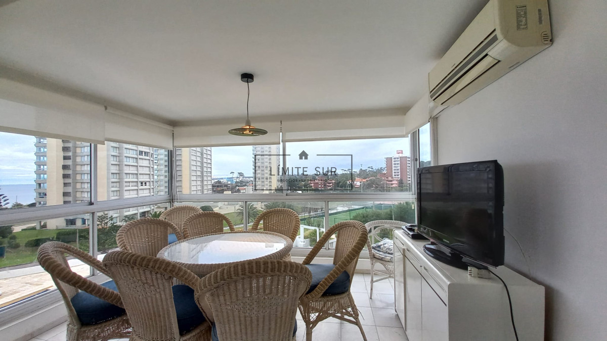 Apartamento ID.213 - Departamento de 3 dormitorios + dependencia en venta, Playa Mansa. Torre Jefferson,.