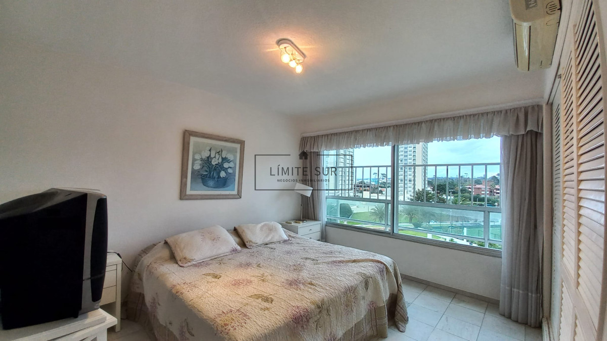 Apartamento ID.213 - Departamento de 3 dormitorios + dependencia en venta, Playa Mansa. Torre Jefferson,.