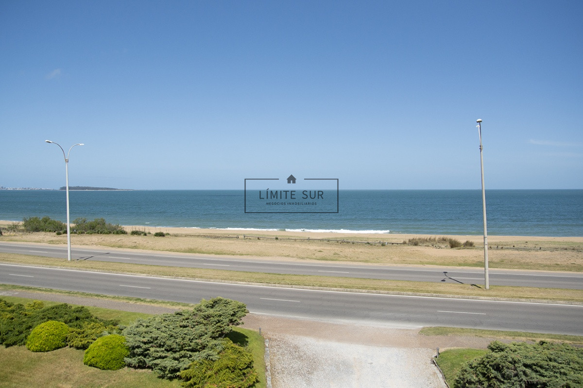 Apartamento ID.207 - Espectacular departamento en Playa Mansa de 3 dormitorios frente al mar!