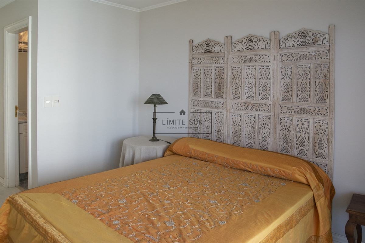 Apartamento ID.210 - Departamento de 3 dormitorios en venta frente a Playa Mansa, Coral Tower