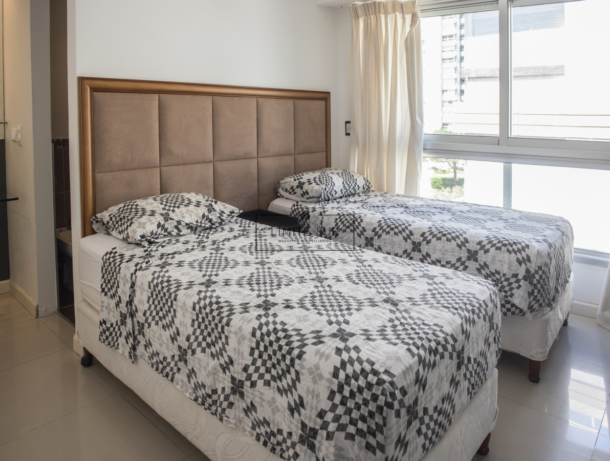 Apartamento ID.211 - Vende hermoso Penthouse en Playa Mansa con azotea propia en Punta del Este