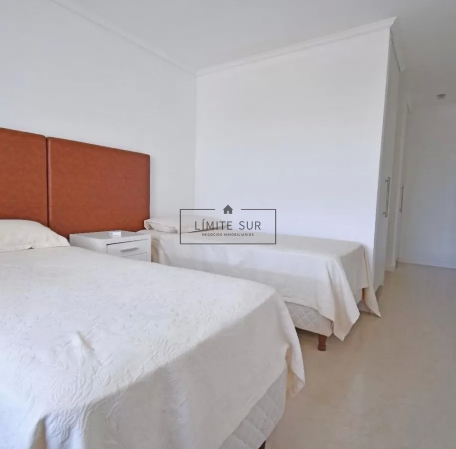 Apartamento ID.186 - Departamento de 2 dormitorios con parrillero en venta en Casino Tower