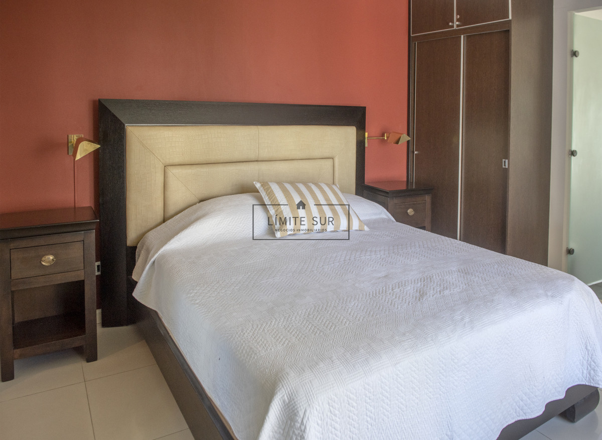 Apartamento ID.211 - Vende hermoso Penthouse en Playa Mansa con azotea propia en Punta del Este