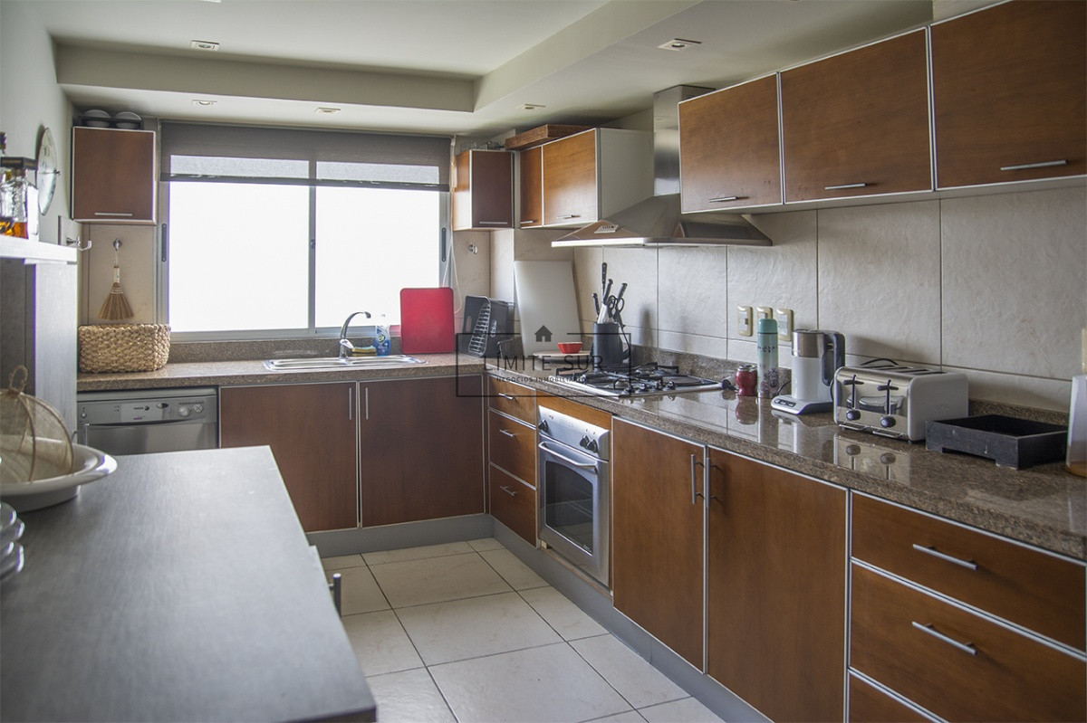 Apartamento ID.207 - Espectacular departamento en Playa Mansa de 3 dormitorios frente al mar!