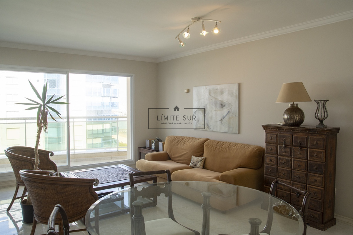 Apartamento ID.210 - Departamento de 3 dormitorios en venta frente a Playa Mansa, Coral Tower