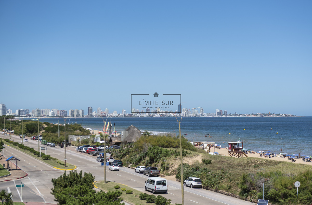 Apartamento ID.211 - Vende hermoso Penthouse en Playa Mansa con azotea propia en Punta del Este