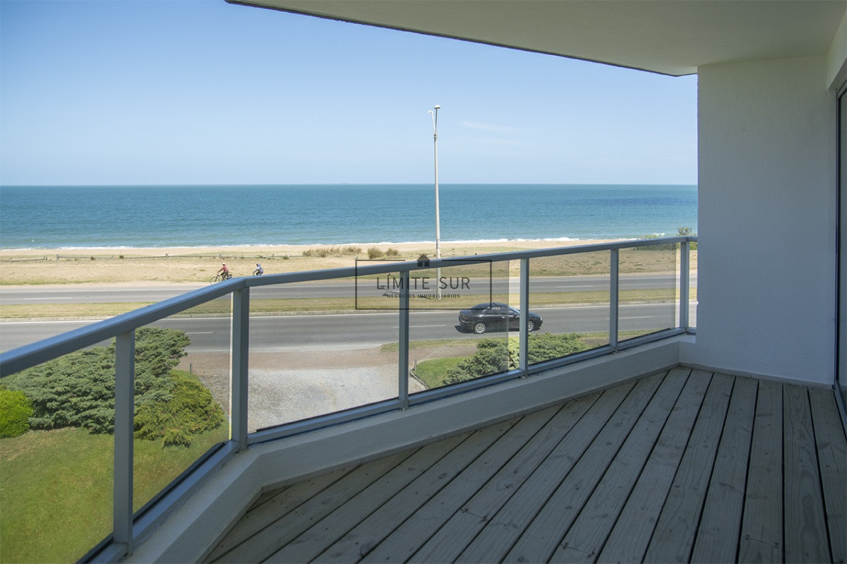 Apartamento ID.207 - Espectacular departamento en Playa Mansa de 3 dormitorios frente al mar!