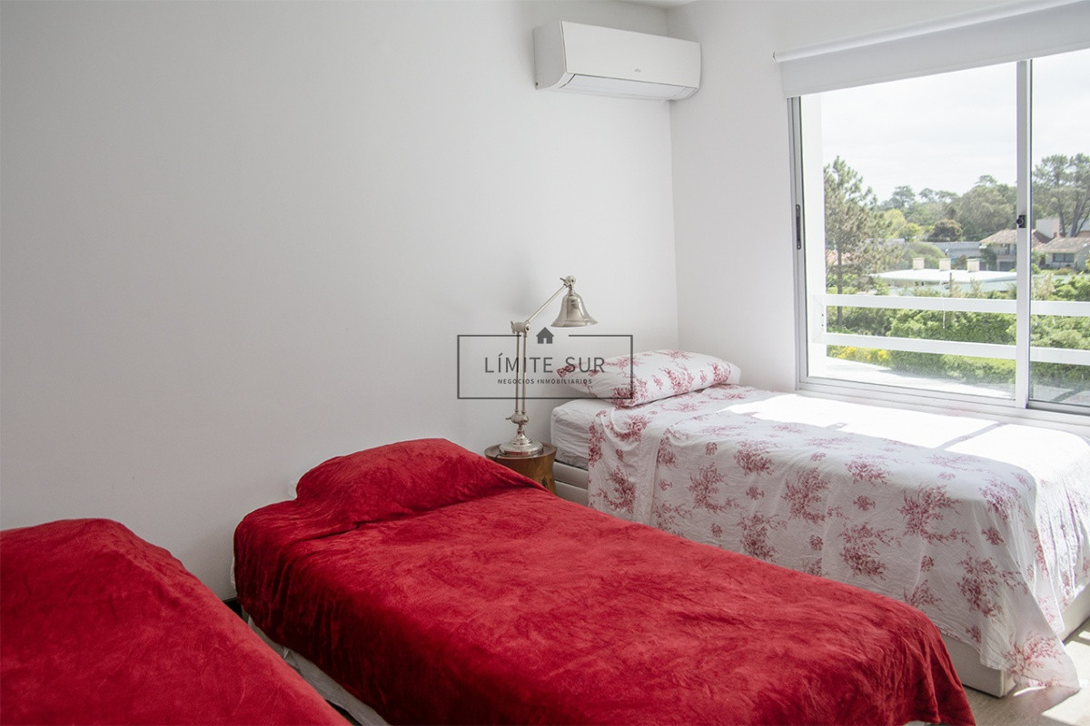 Apartamento ID.207 - Espectacular departamento en Playa Mansa de 3 dormitorios frente al mar!