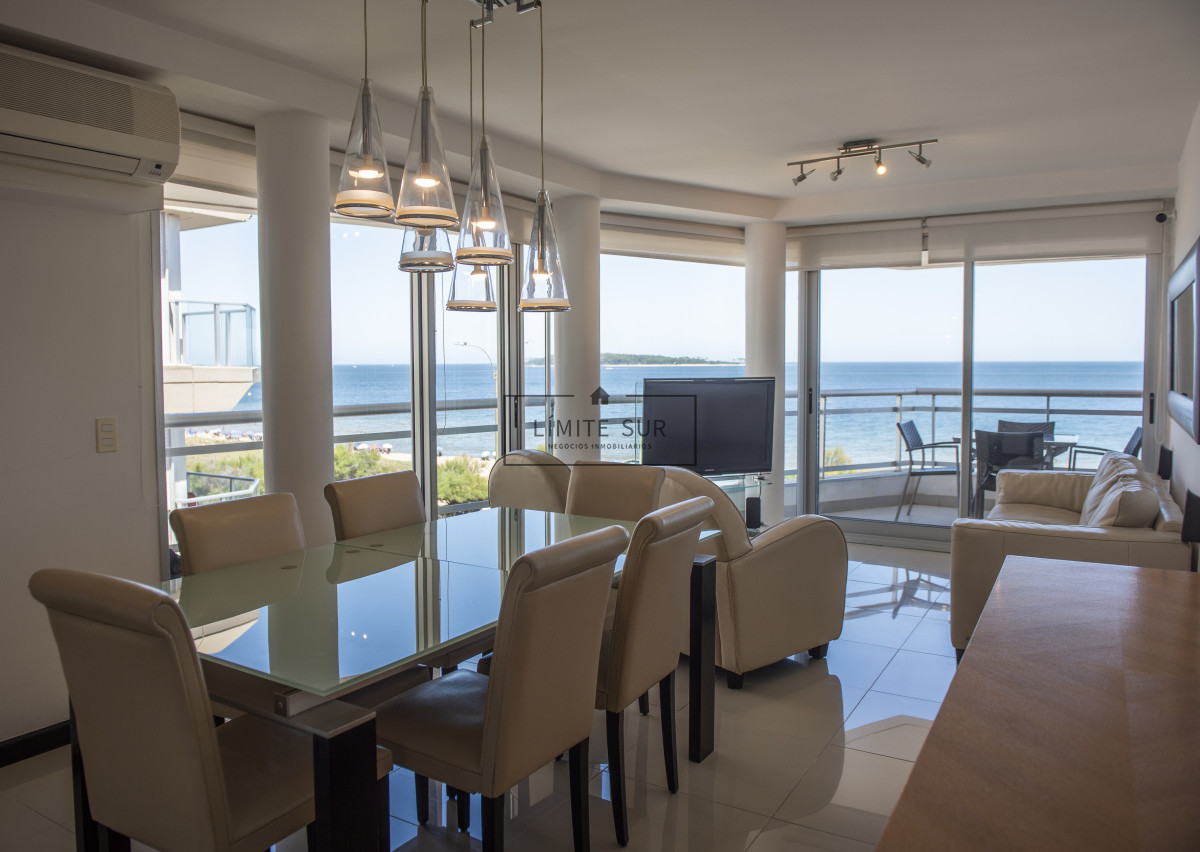 Apartamento ID.211 - Vende hermoso Penthouse en Playa Mansa con azotea propia en Punta del Este
