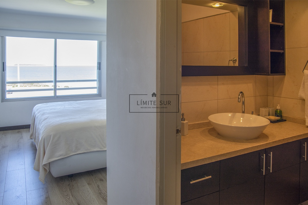 Apartamento ID.207 - Espectacular departamento en Playa Mansa de 3 dormitorios frente al mar!