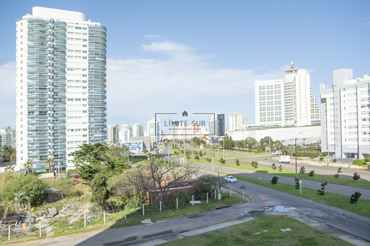 Apartamento ID.187 - Departamento de 2 dormitorios en venta en torre moderna a metros de Playa Mansa.
