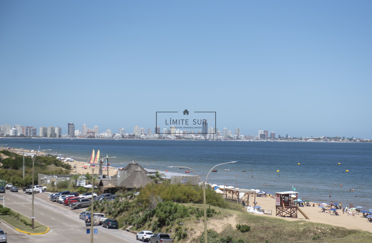 Apartamento ID.211 - Vende hermoso Penthouse en Playa Mansa con azotea propia en Punta del Este