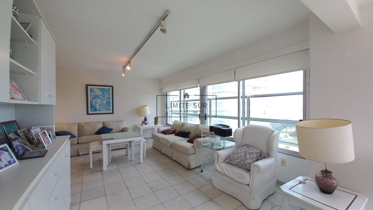 Apartamento ID.213 - Departamento de 3 dormitorios + dependencia en venta, Playa Mansa. Torre Jefferson,.