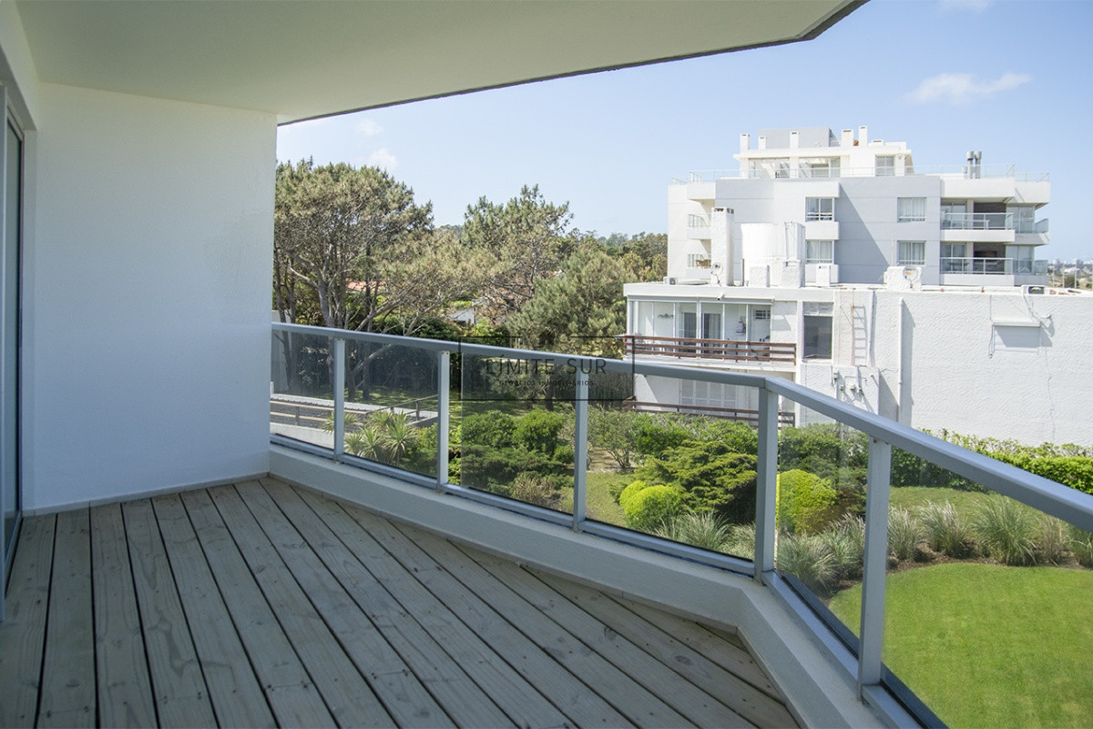 Apartamento ID.207 - Espectacular departamento en Playa Mansa de 3 dormitorios frente al mar!