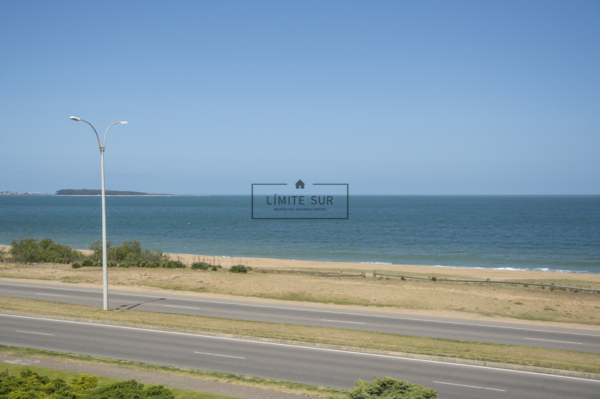 Apartamento ID.207 - Espectacular departamento en Playa Mansa de 3 dormitorios frente al mar!