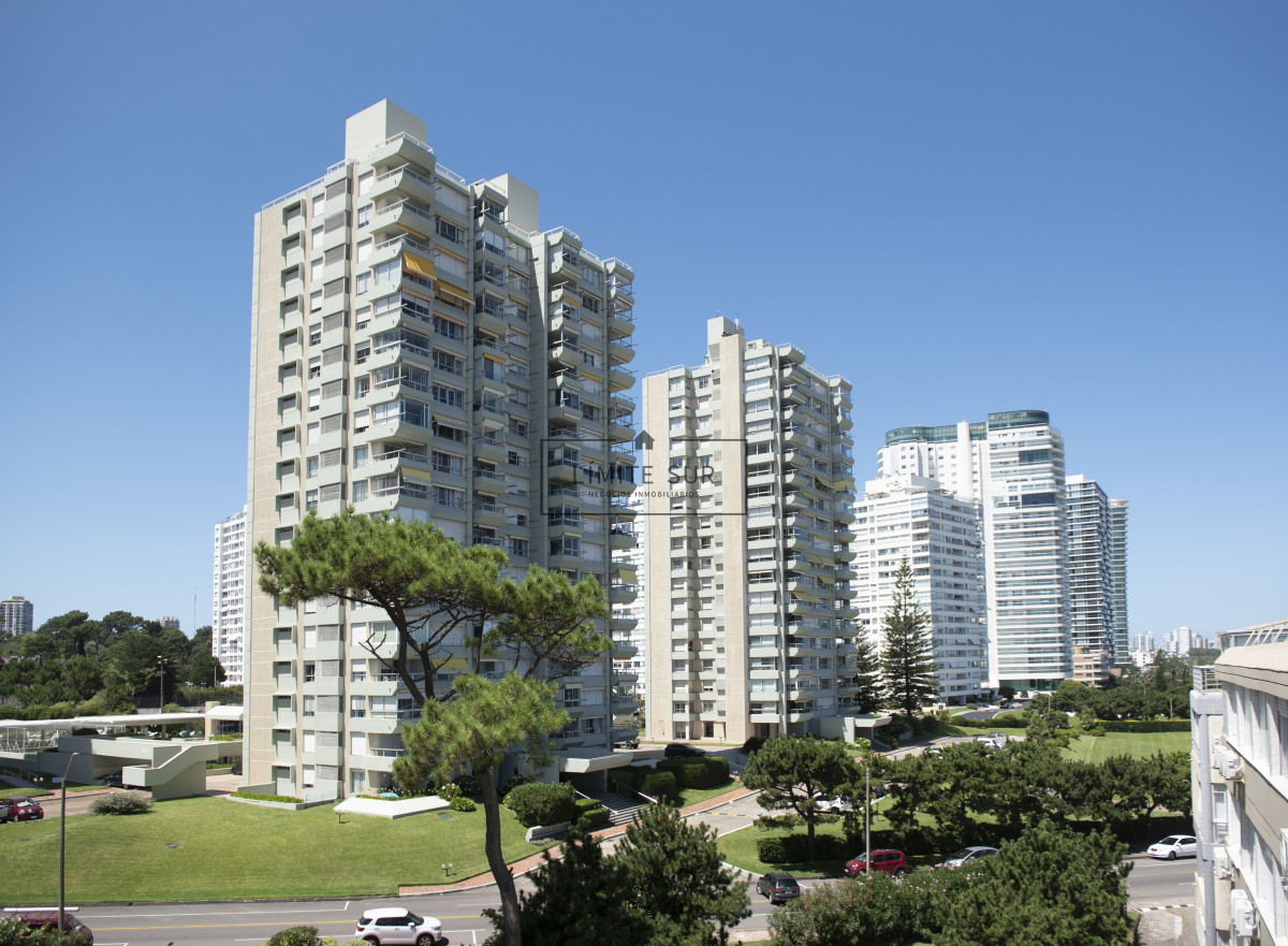 Apartamento ID.211 - Vende hermoso Penthouse en Playa Mansa con azotea propia en Punta del Este