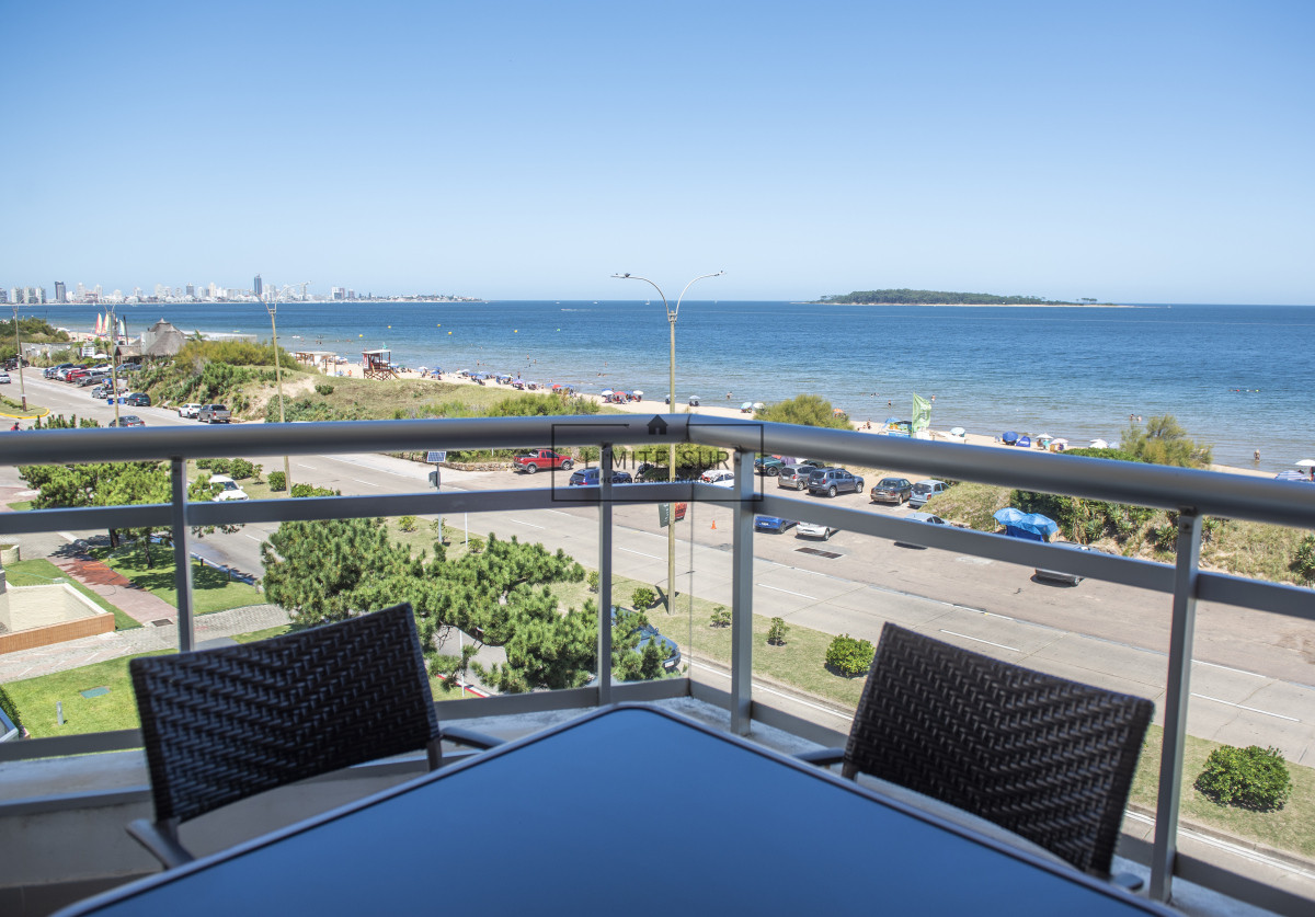 Apartamento ID.211 - Vende hermoso Penthouse en Playa Mansa con azotea propia en Punta del Este