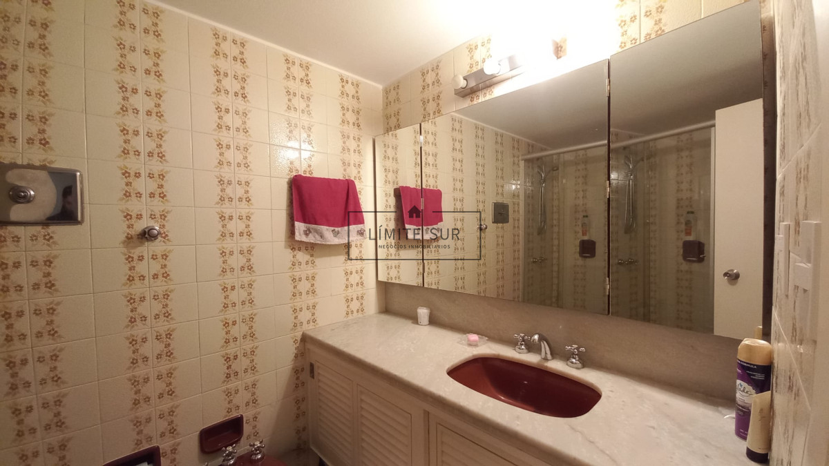 Apartamento ID.213 - Departamento de 3 dormitorios + dependencia en venta, Playa Mansa. Torre Jefferson,.