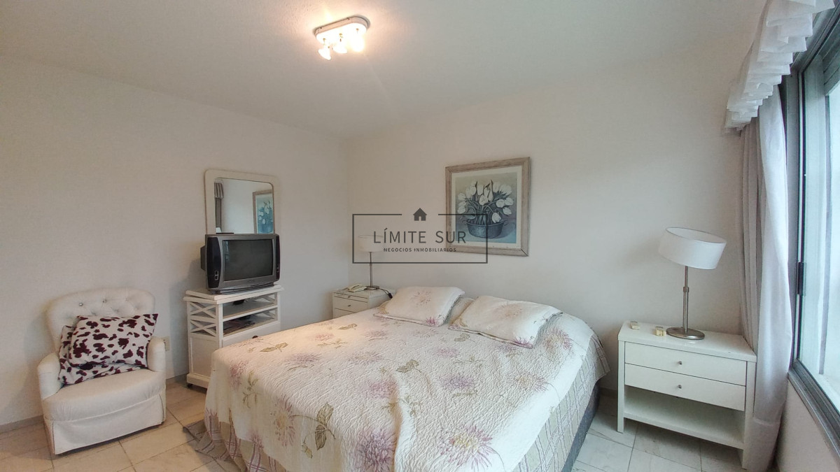 Apartamento ID.213 - Departamento de 3 dormitorios + dependencia en venta, Playa Mansa. Torre Jefferson,.