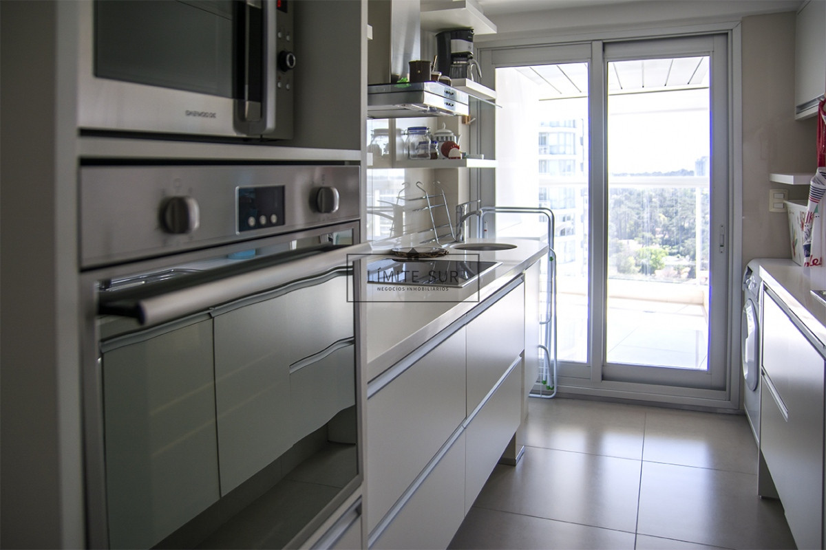 Apartamento ID.209 - MIAMI BOULEVARD, PUNTA DEL ESTE, PLAYA MANSA, DOS DORMITORIOS , PRIMERAS PARADAS 