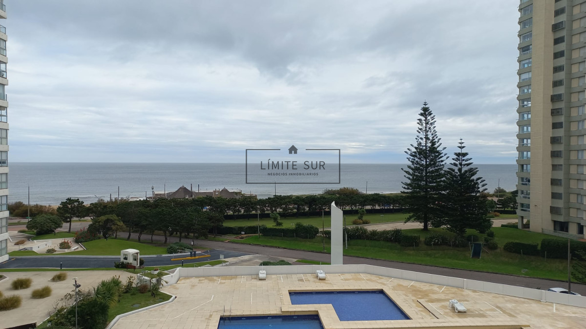 Apartamento ID.213 - Departamento de 3 dormitorios + dependencia en venta, Playa Mansa. Torre Jefferson,.