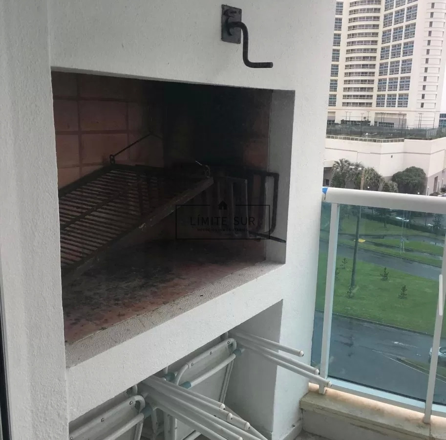 Apartamento ID.186 - Departamento de 2 dormitorios con parrillero en venta en Casino Tower