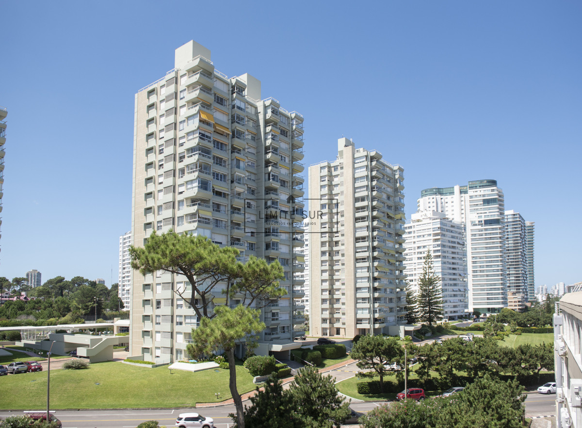 Apartamento ID.211 - Vende hermoso Penthouse en Playa Mansa con azotea propia en Punta del Este