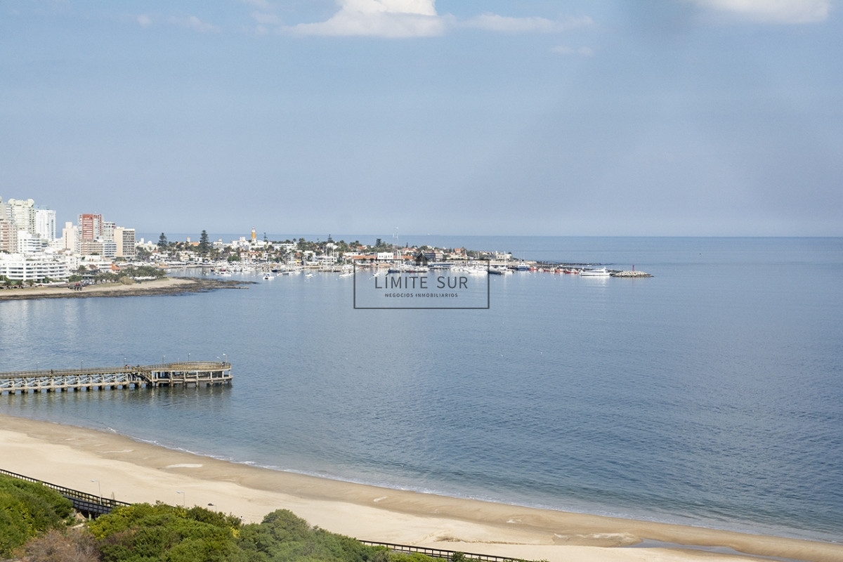 Apartamento ID.210 - Departamento de 3 dormitorios en venta frente a Playa Mansa, Coral Tower