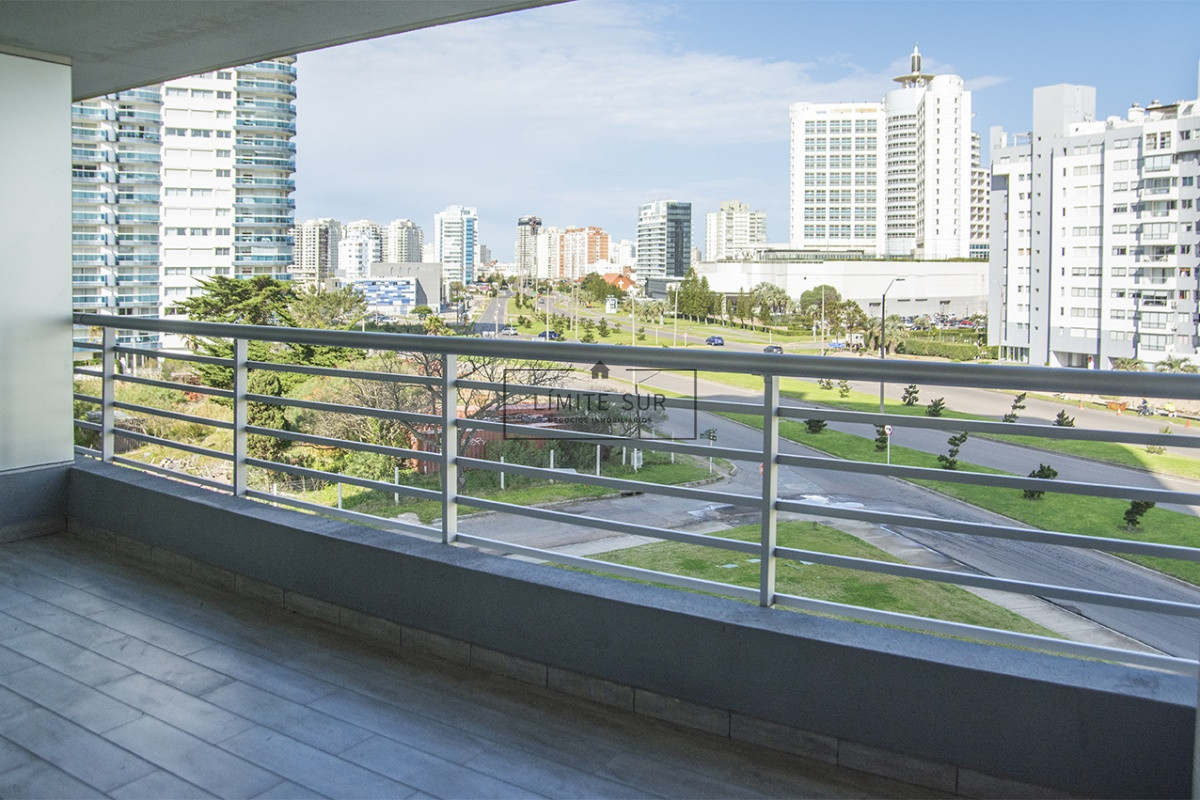Apartamento ID.187 - Departamento de 2 dormitorios en venta en torre moderna a metros de Playa Mansa.
