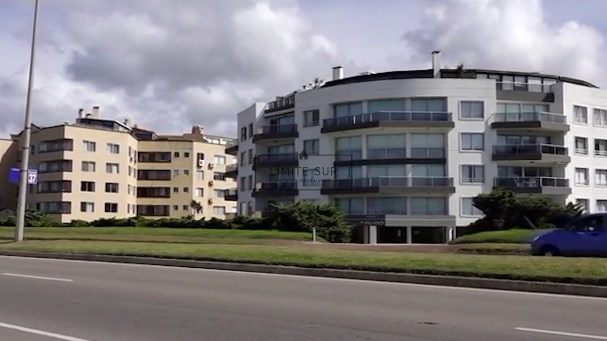 Apartamento ID.207 - Espectacular departamento en Playa Mansa de 3 dormitorios frente al mar!