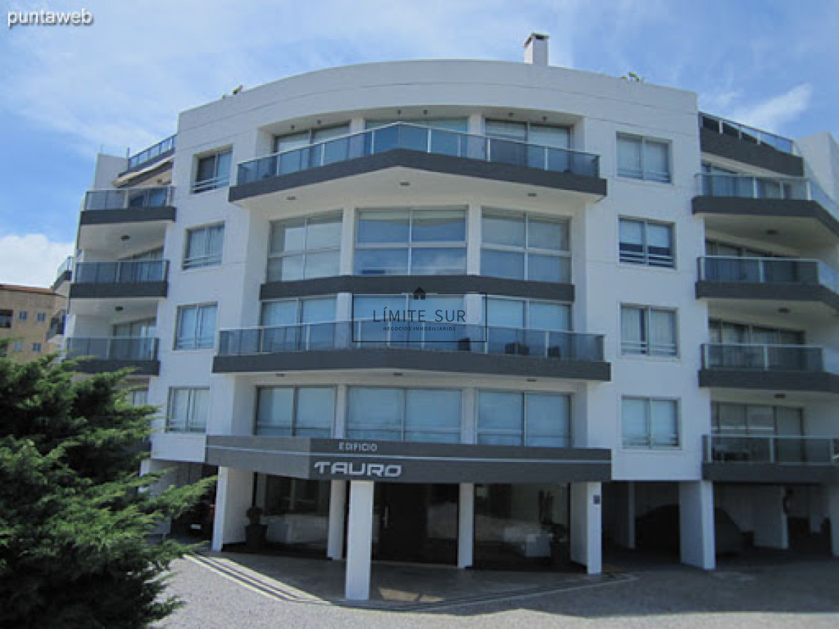 Apartamento ID.207 - Espectacular departamento en Playa Mansa de 3 dormitorios frente al mar!