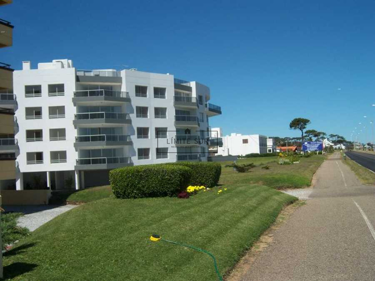 Apartamento ID.207 - Espectacular departamento en Playa Mansa de 3 dormitorios frente al mar!