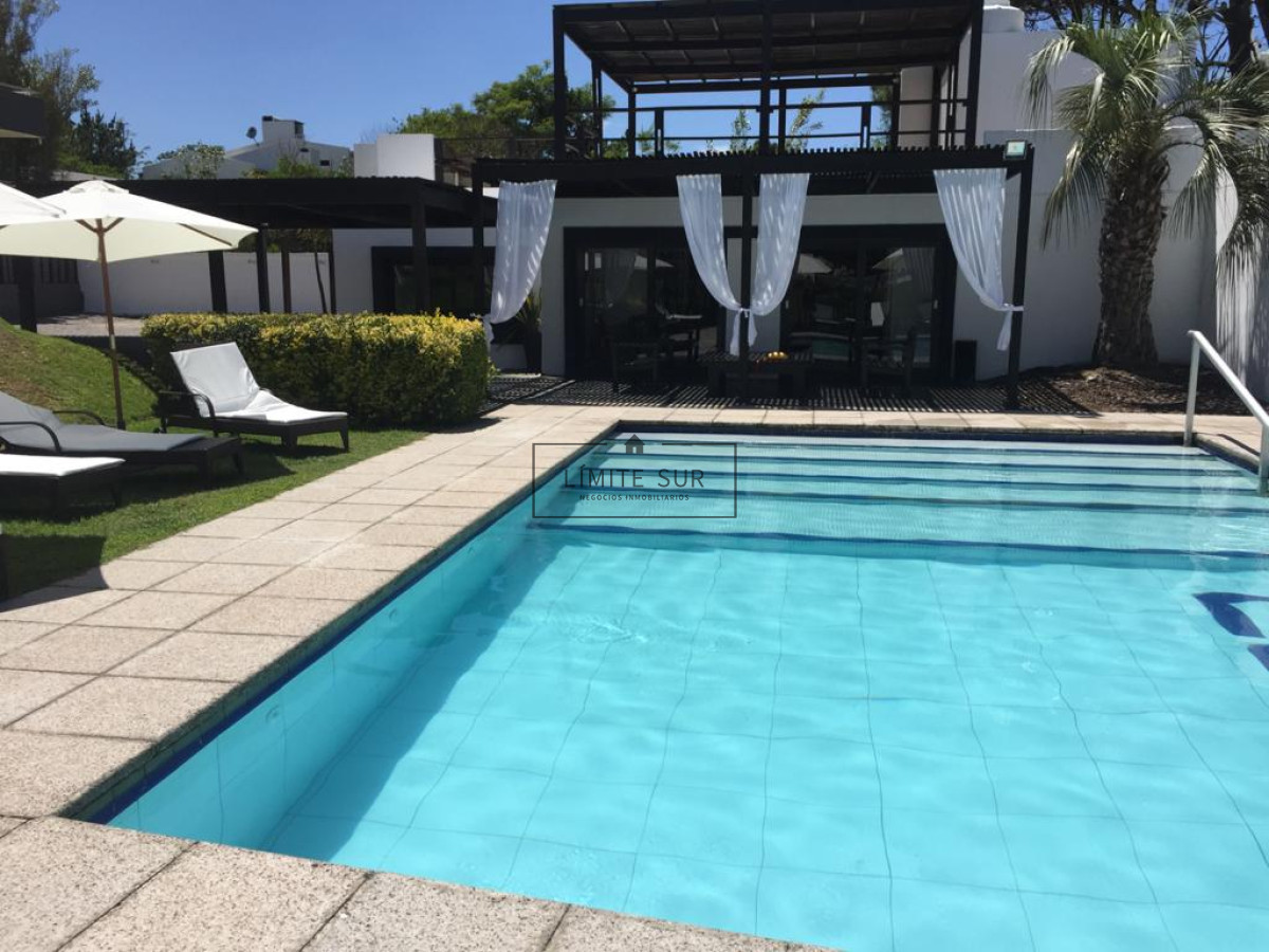 Apartamento ID.207 - Espectacular departamento en Playa Mansa de 3 dormitorios frente al mar!