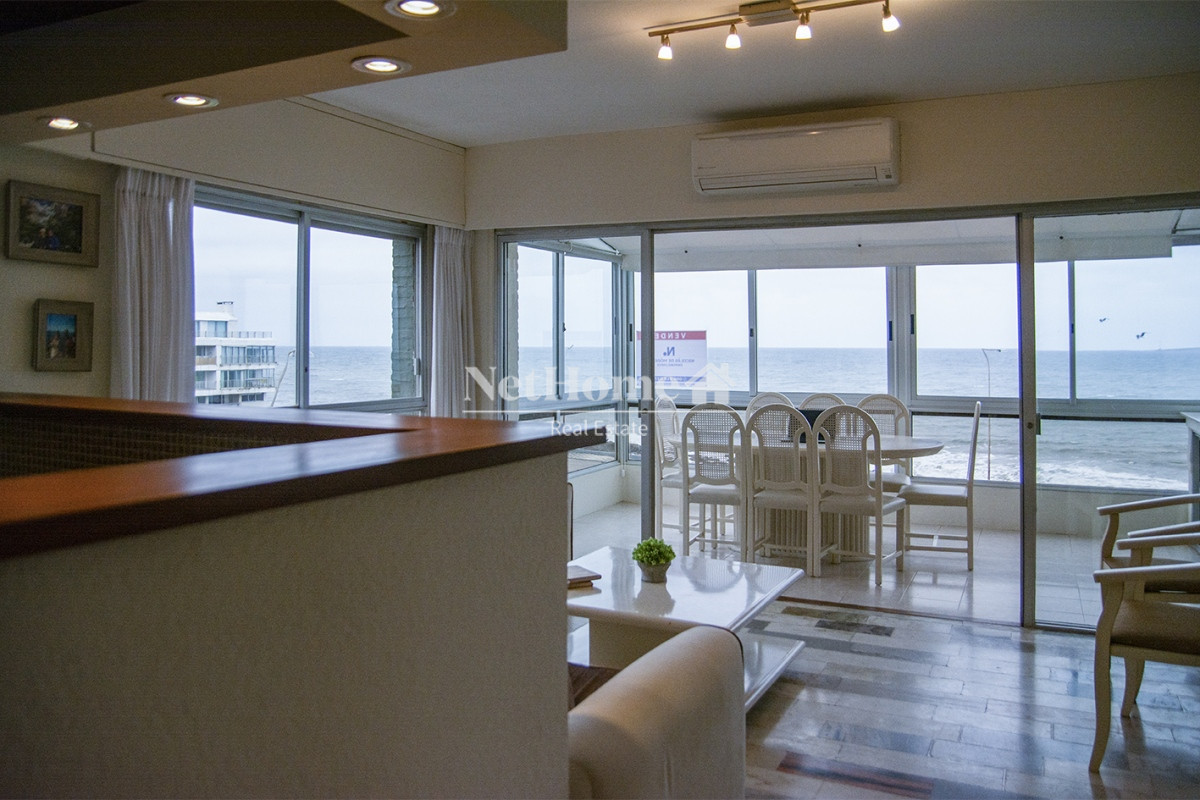 Apartamento ID.344 - Península Departamento de 3 dormitorio con parrillero ultimo piso frente al mar.
