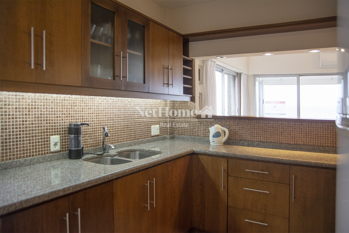 Apartamento ID.344 - Península Departamento de 3 dormitorio con parrillero ultimo piso frente al mar.