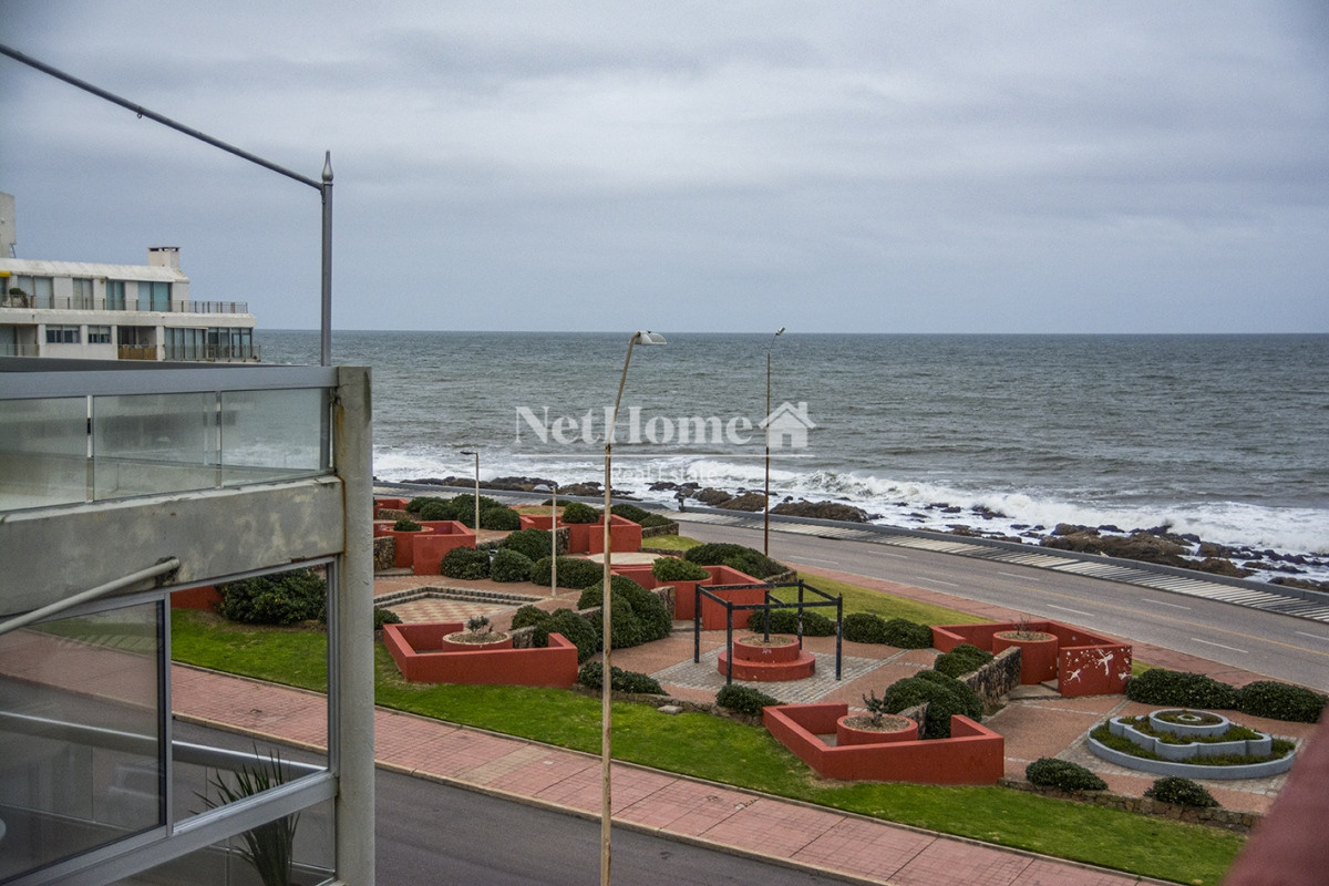 Apartamento ID.344 - Península Departamento de 3 dormitorio con parrillero ultimo piso frente al mar.