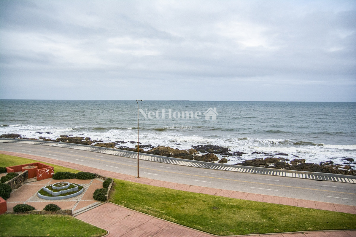 Apartamento ID.344 - Península Departamento de 3 dormitorio con parrillero ultimo piso frente al mar.