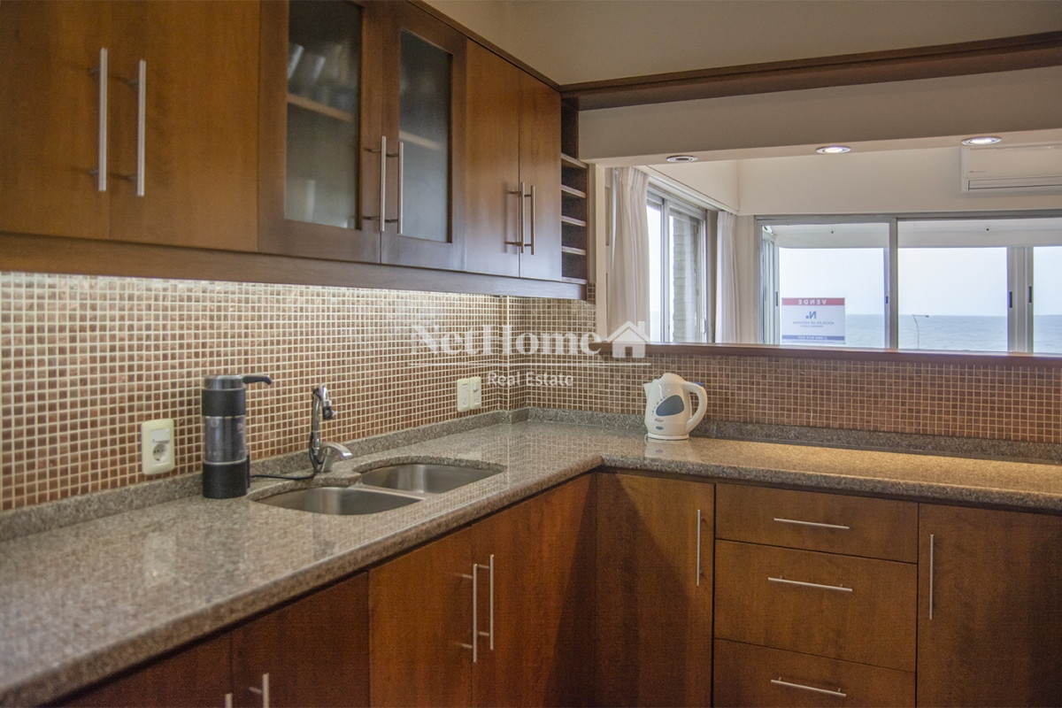 Apartamento ID.344 - Península Departamento de 3 dormitorio con parrillero ultimo piso frente al mar.