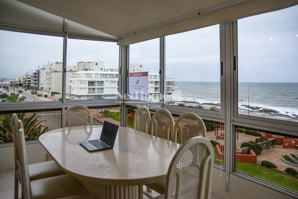 Apartamento ID.344 - Península Departamento de 3 dormitorio con parrillero ultimo piso frente al mar.