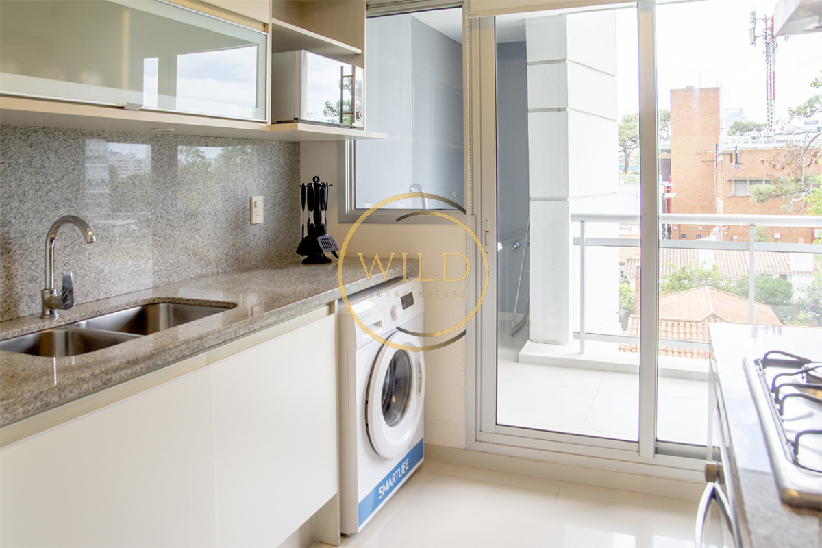 Apartamento ID.5575 - Apartamento de 3 Dormitorios en Playa Mansa en venta  - A Pasos del Mar