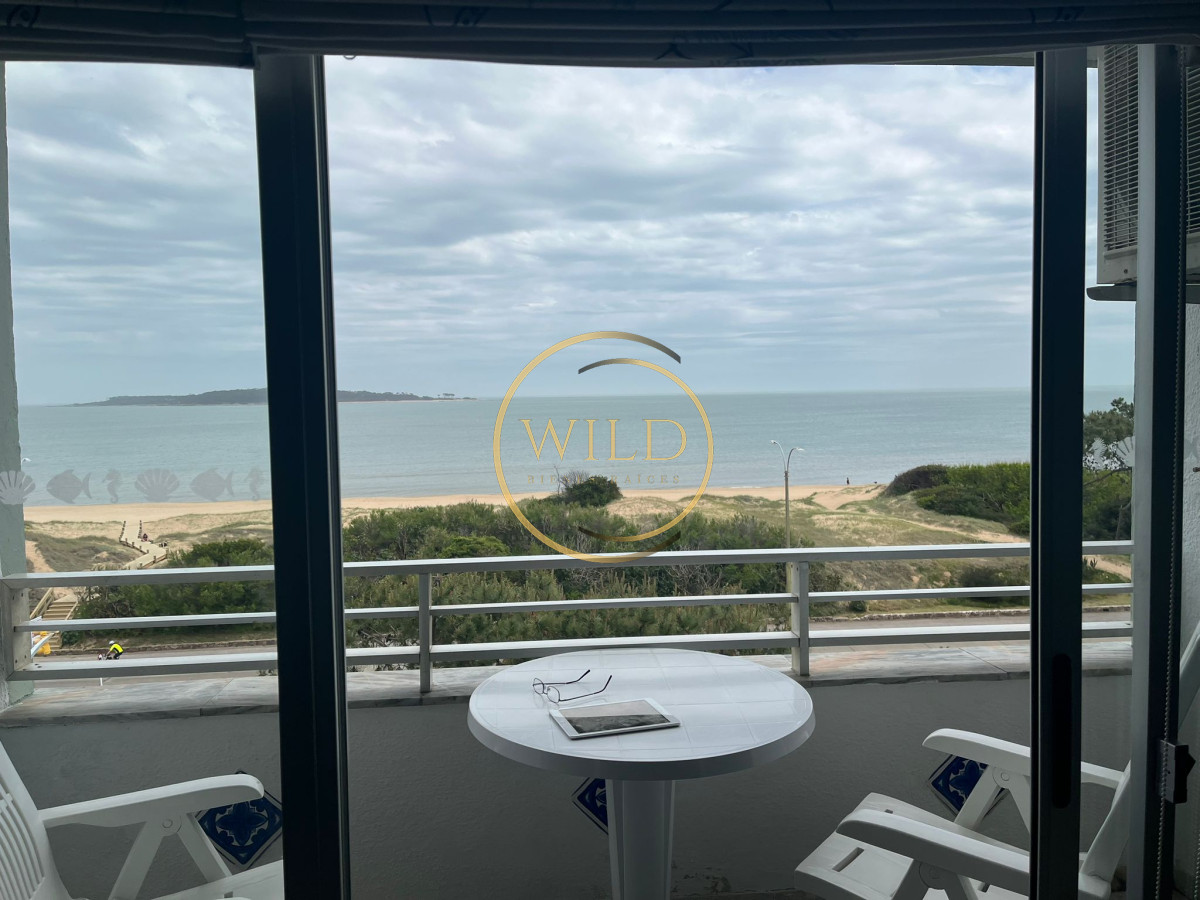 Apartamento ID.2080 - Apartamento de 2 dormitorios con vista frente al mar en edificio Samambai, Playa Mansa , Punta del ese 