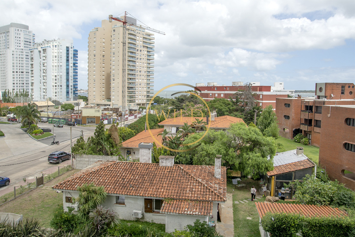 Apartamento ID.5575 - Apartamento de 3 Dormitorios en Playa Mansa en venta  - A Pasos del Mar