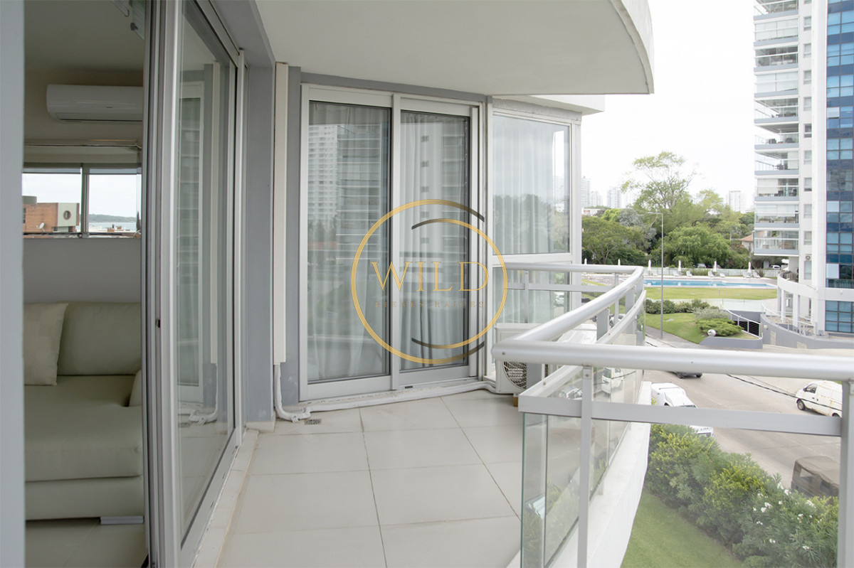 Apartamento ID.5575 - Apartamento de 3 Dormitorios en Playa Mansa en venta  - A Pasos del Mar