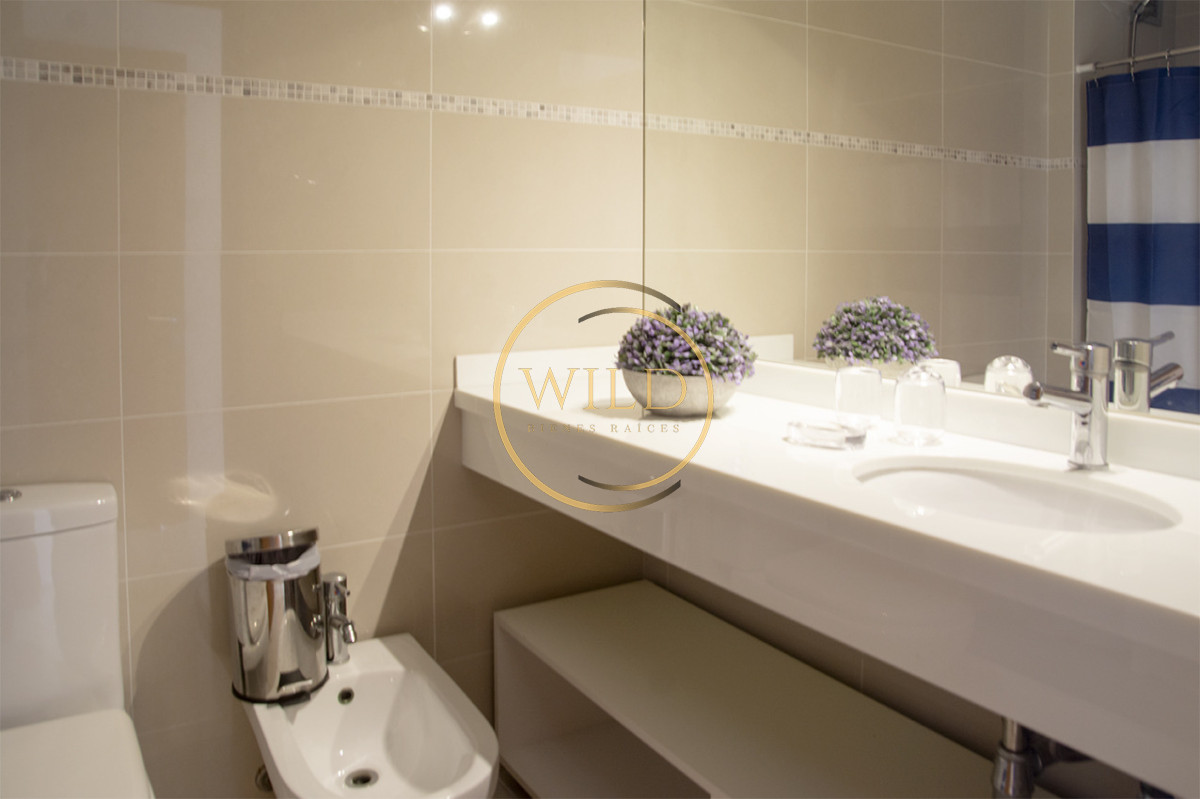 Apartamento ID.5575 - Apartamento de 3 Dormitorios en Playa Mansa en venta  - A Pasos del Mar