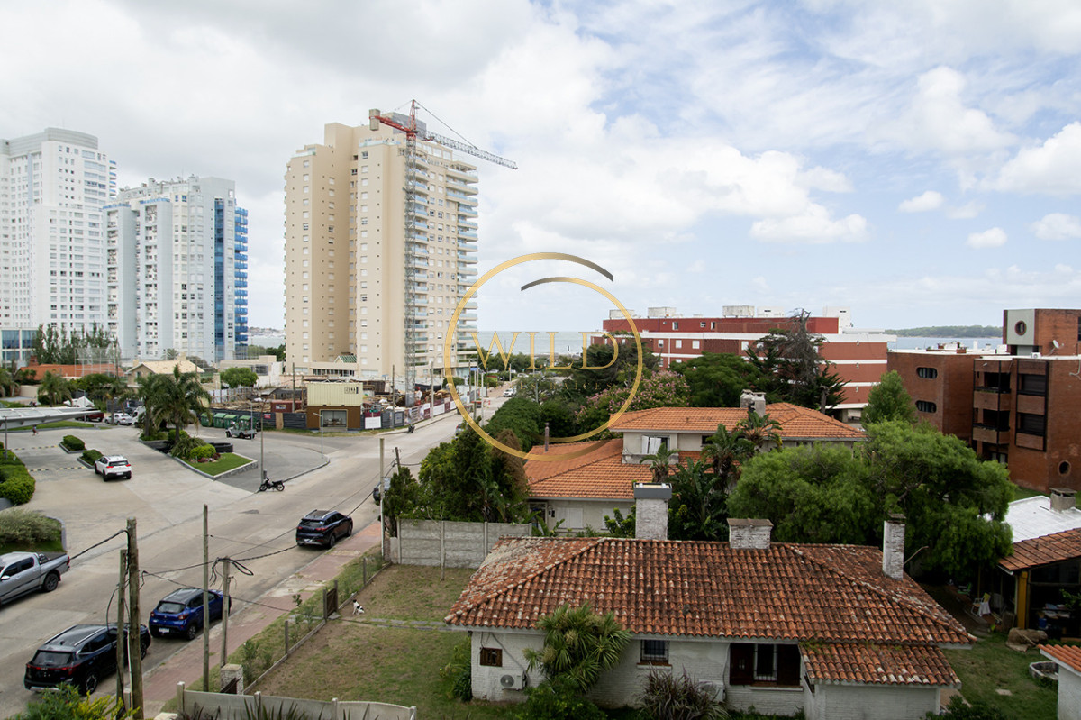 Apartamento ID.5575 - Apartamento de 3 Dormitorios en Playa Mansa en venta  - A Pasos del Mar