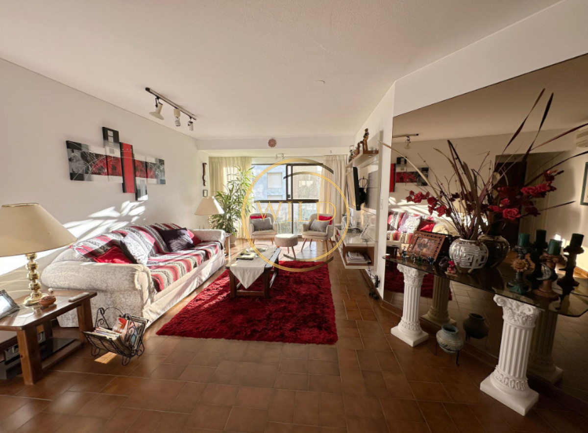 Apartamento ID.2493 - Vende Apartamento frente al mar en Brava, Punta del Este de 2 dormitorios.