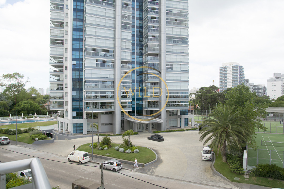 Apartamento ID.5575 - Apartamento de 3 Dormitorios en Playa Mansa en venta  - A Pasos del Mar